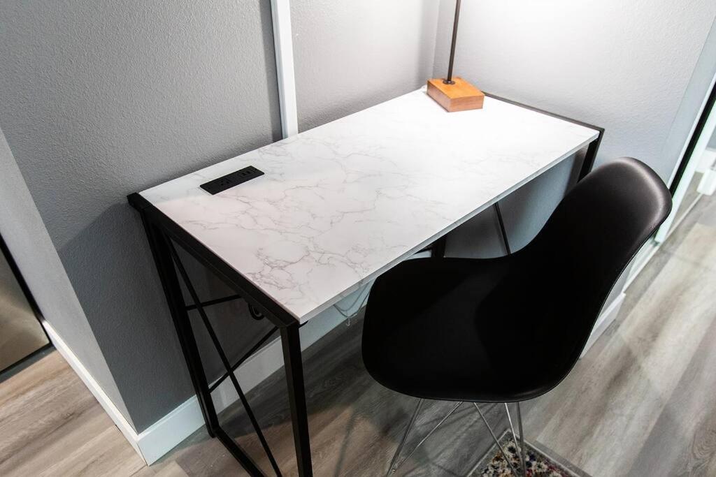 Professionals-Restaurants-Fastwifi-A C-Desk- Pets Apartment Сан Диего Екстериор снимка